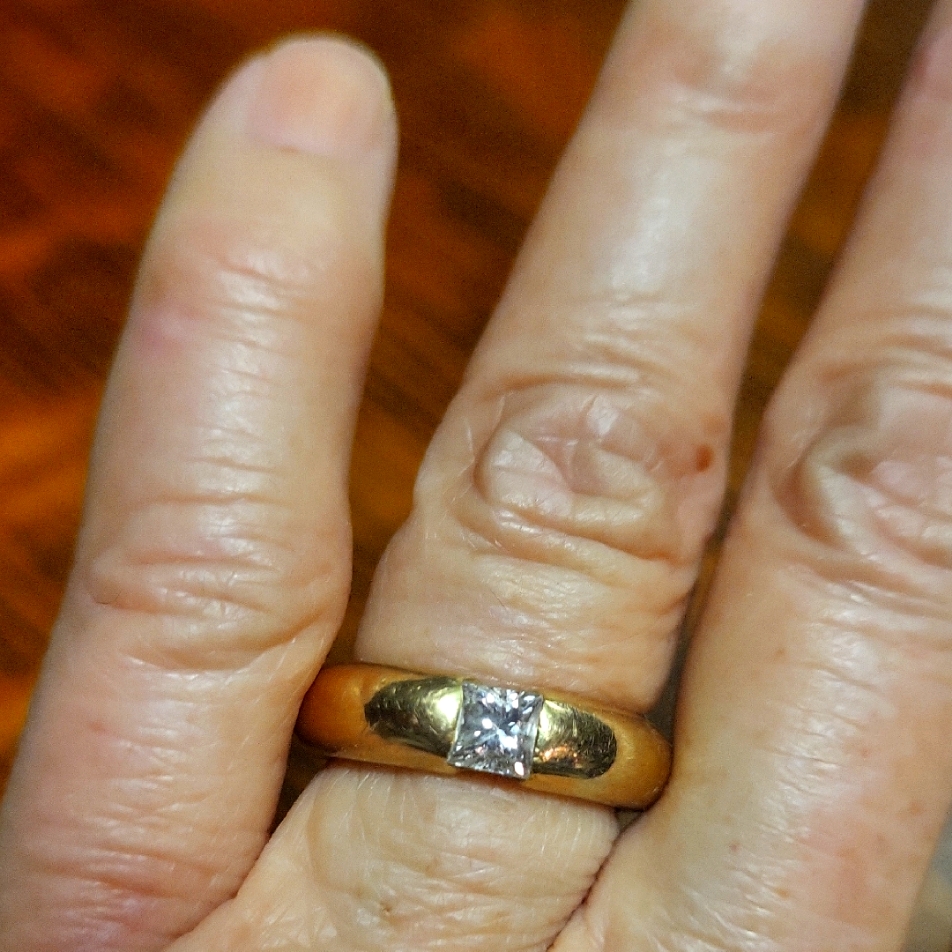 Elegant 18 Kt Diamond Band Ring
